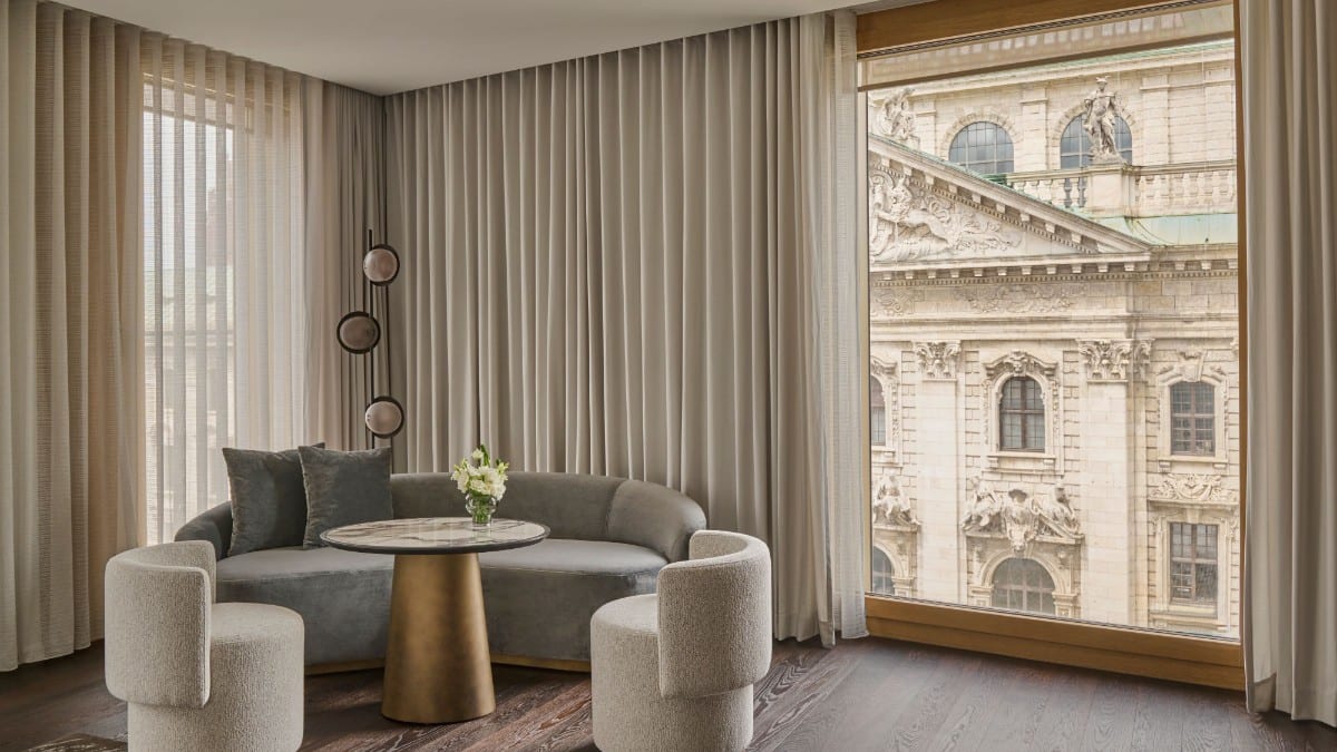 Schlafzimmer im Koenigshof, a Luxury Collection Hotel, Munich