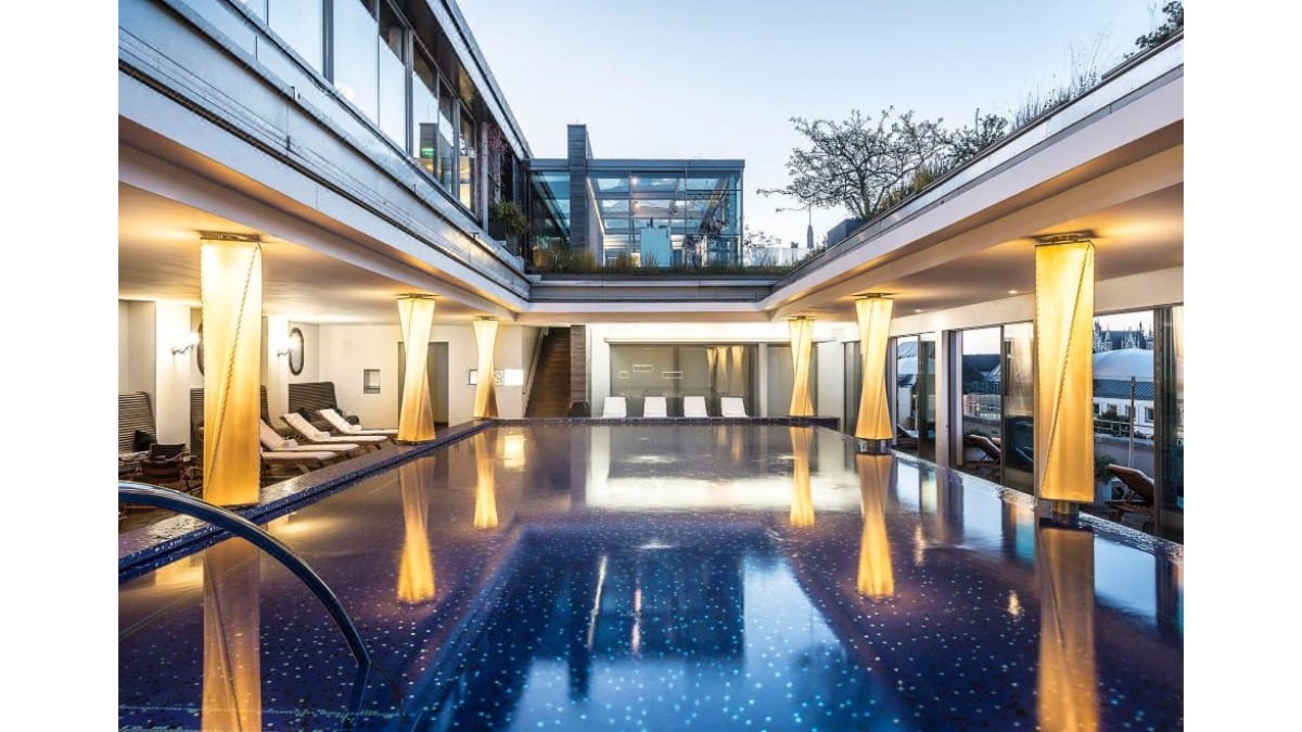 Pool im Hotel Bayerischer Hof München