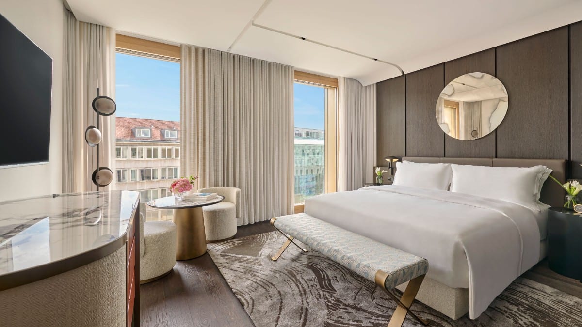Schlafzimmer im Koenigshof, a Luxury Collection Hotel, Munich