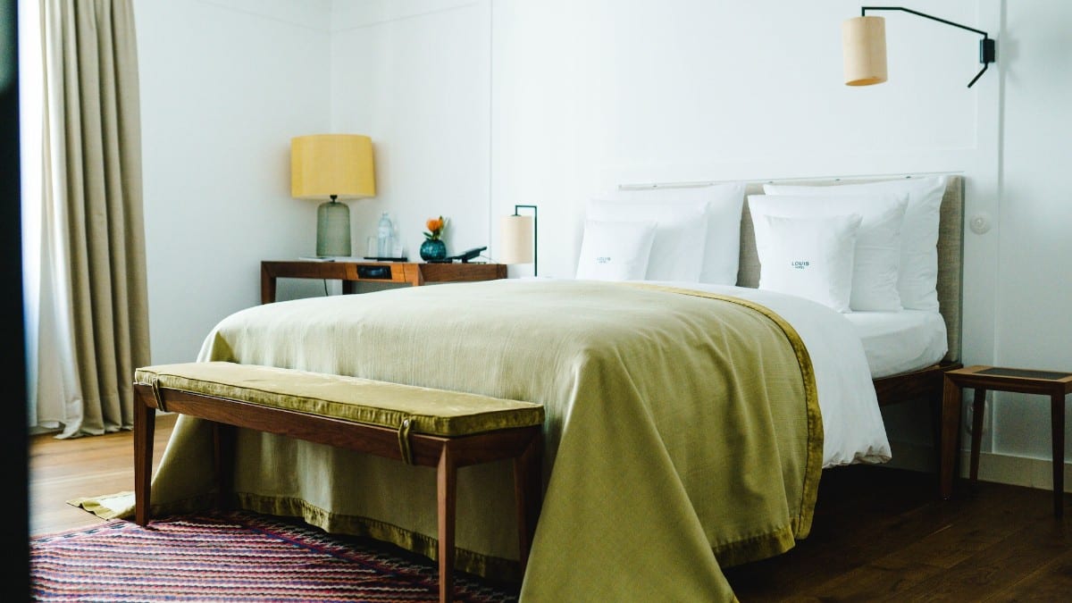 Schlafzimmer im Louis Hotel