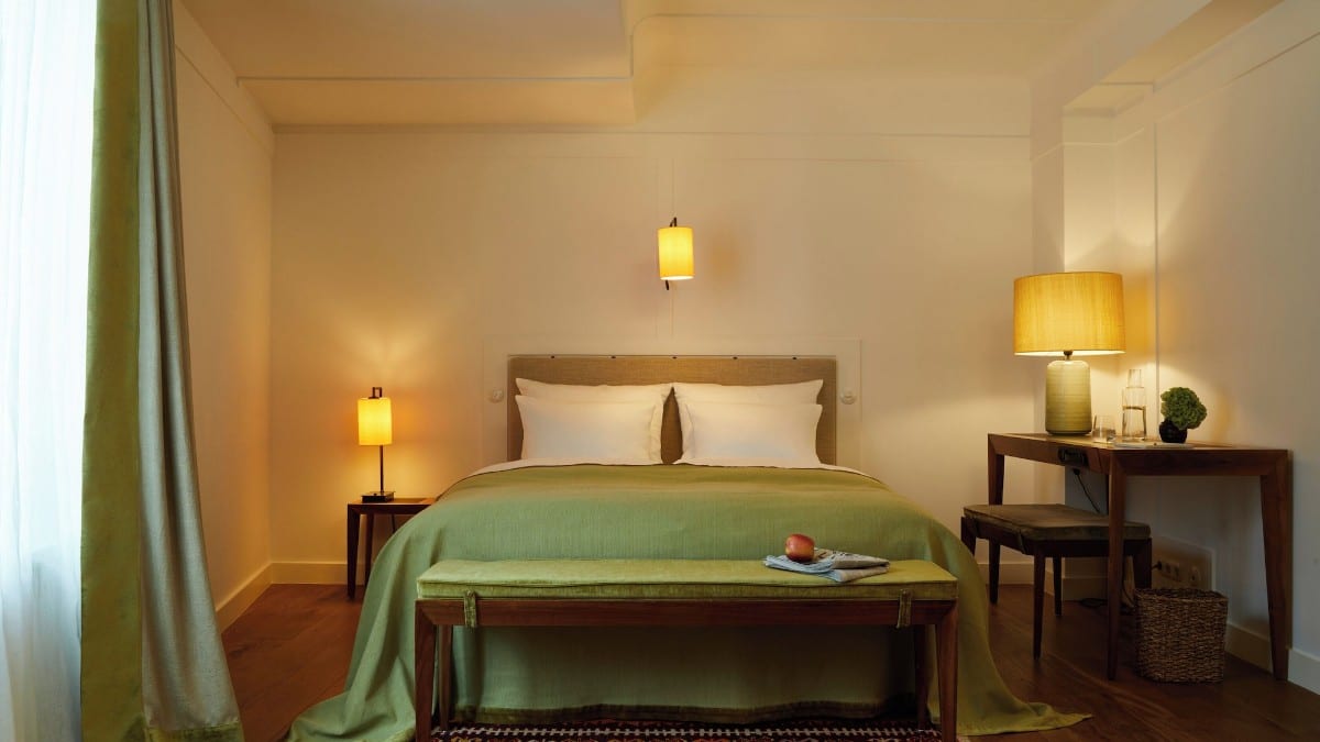 Schlafzimmer im Louis Hotel