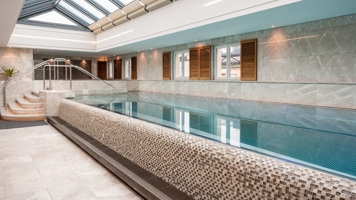 Pool im Four Seasons Hotel des Bergues Geneva