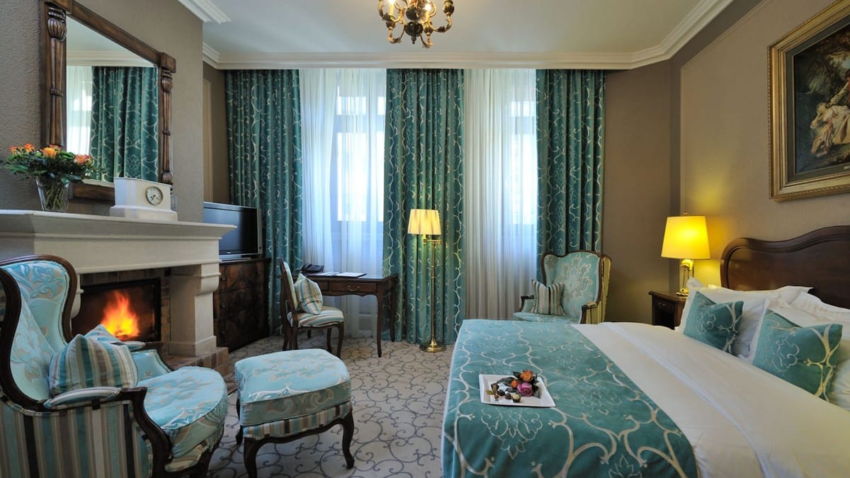 Schlafzimmer im Hôtel de la Cigogne