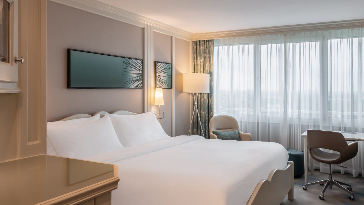 Schlafzimmer im The Westin Grand Munich
