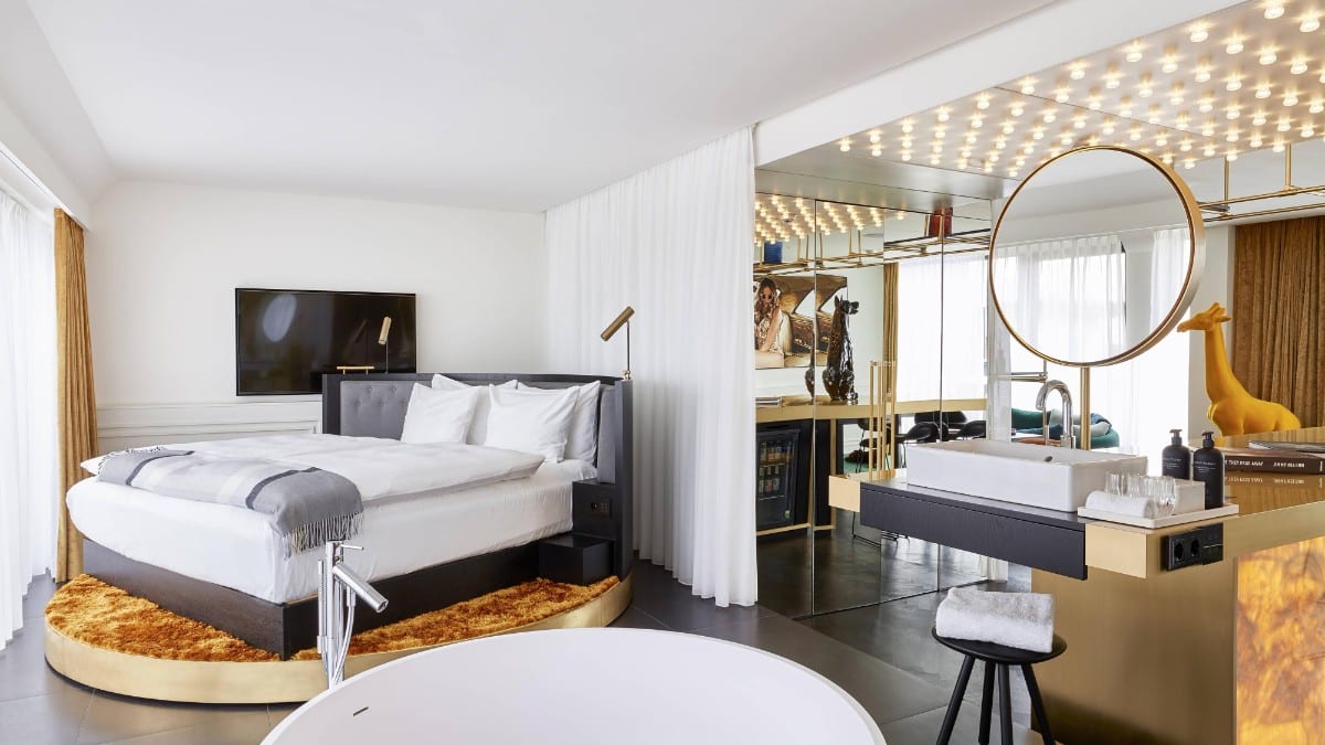Schlafzimmer im Roomers Munich, Autograph Collection