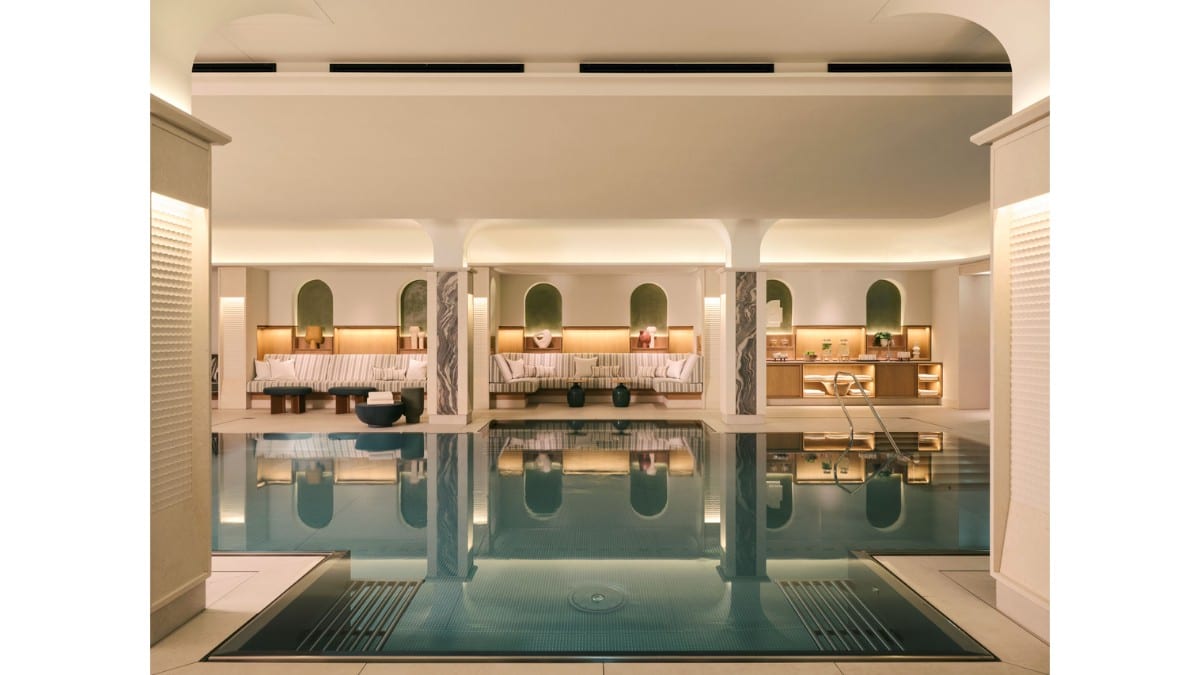 Pool im Rosewood Munich