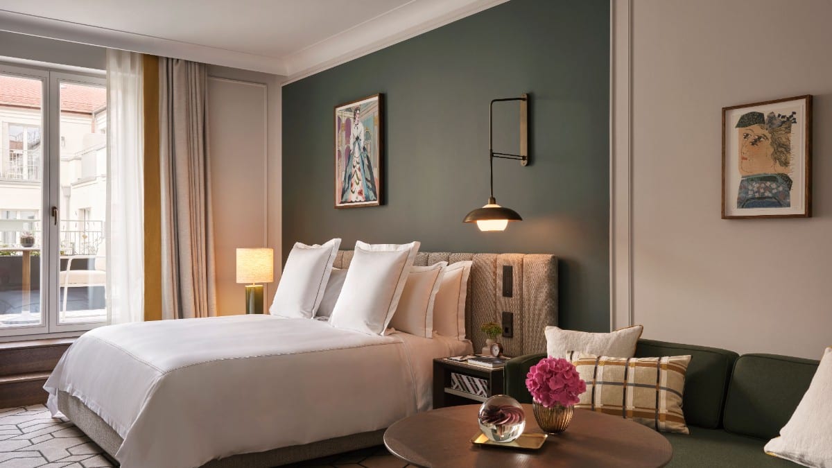 Schlafzimmer im Rosewood Munich