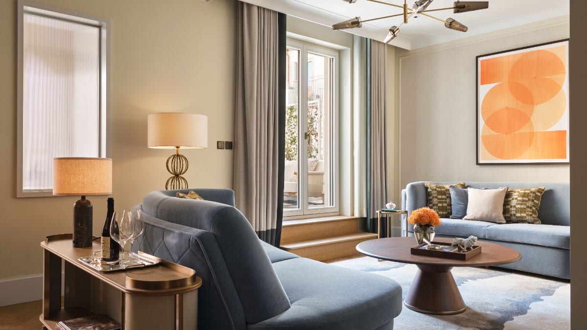 Schlafzimmer im Rosewood Munich