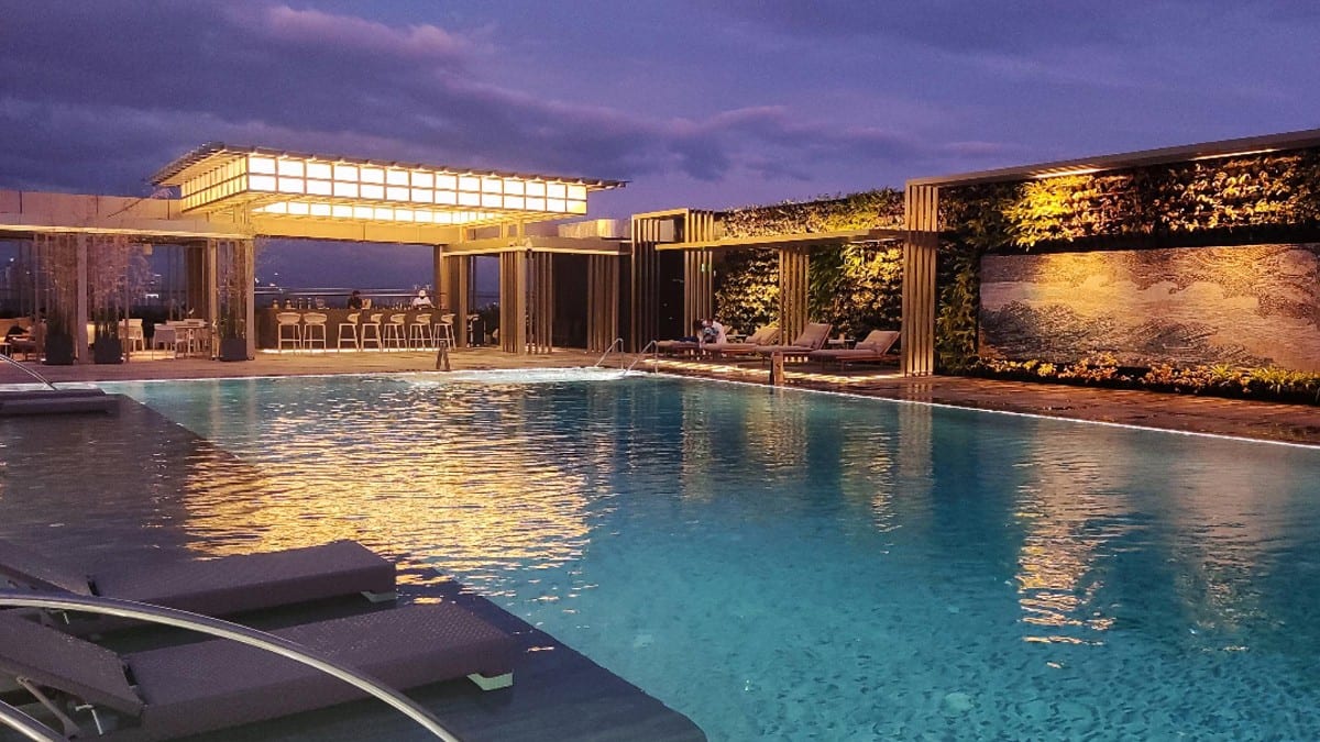 Pool im Hotel Okura Manila at Newport World Resorts