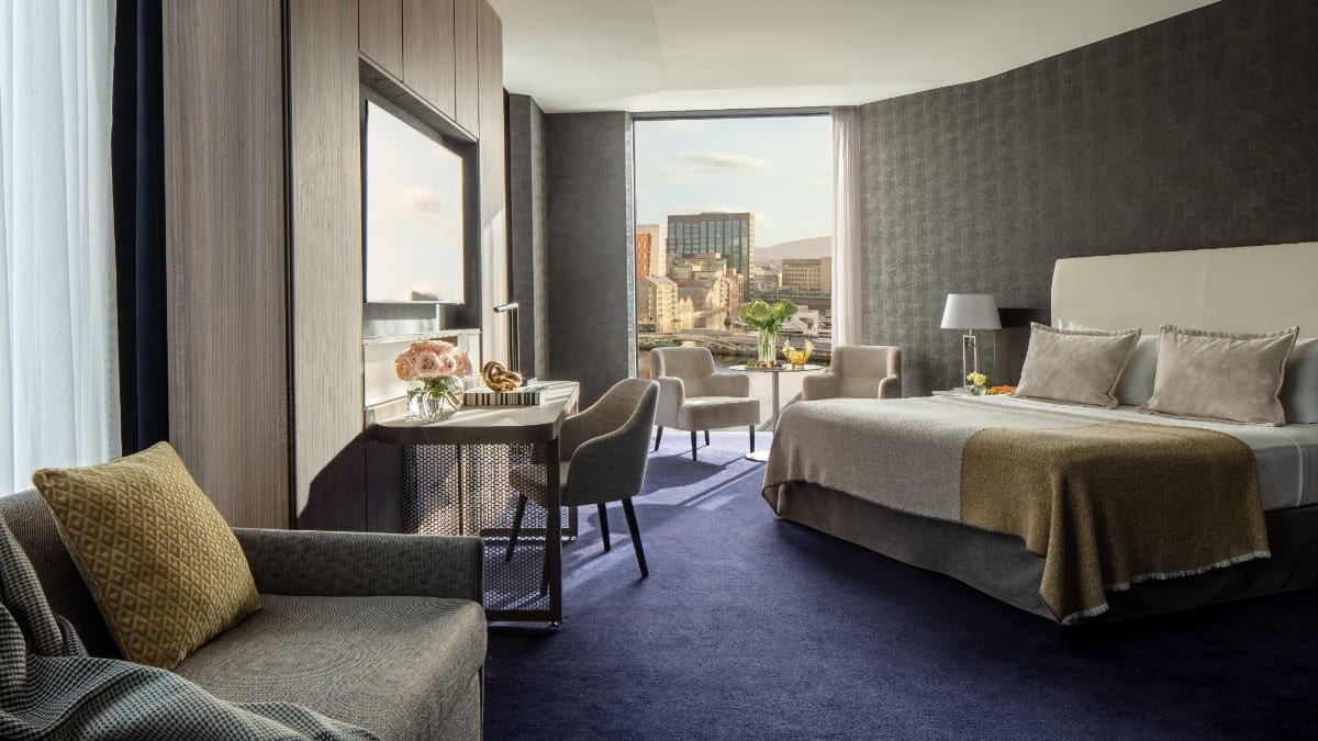 Schlafzimmer im Anantara The Marker Dublin Hotel