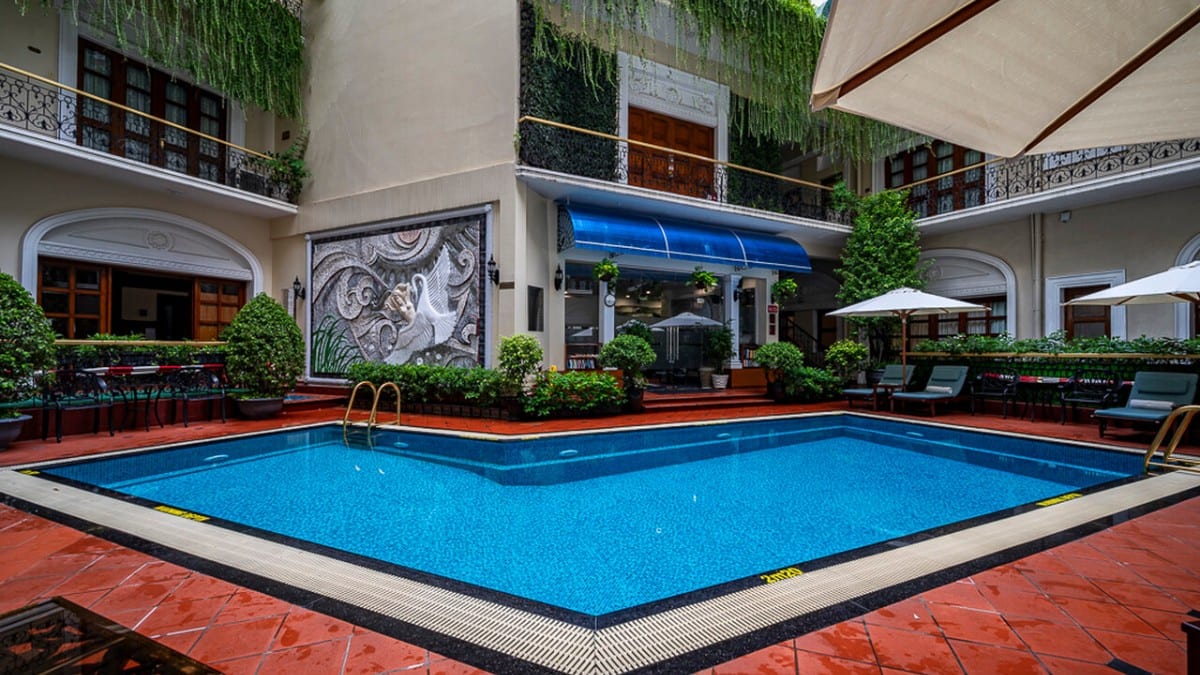 Pool im Hotel Majestic Saigon