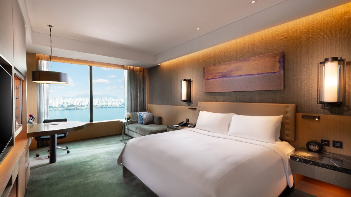 Bedroom at Conrad Seoul