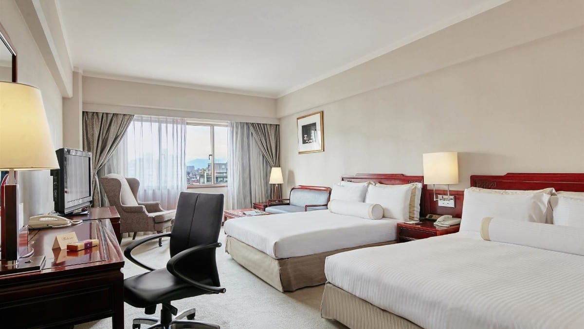 Bedroom at Howard Plaza Hotel