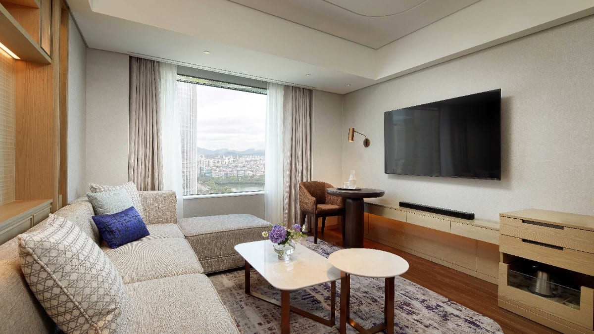 Bedroom at Lotte Hotel World Gangnam