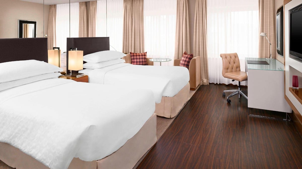 Schlafzimmer im Sheraton Grand Hotel & Spa
