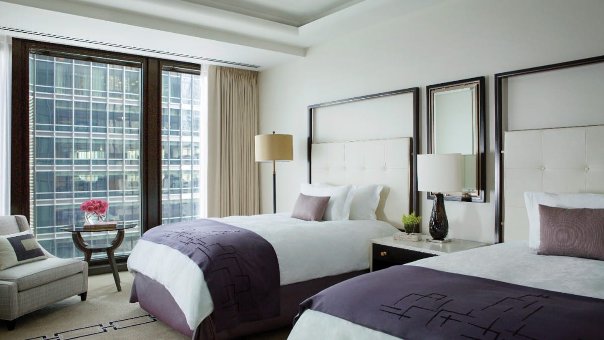 Schlafzimmer im The Langham Chicago
