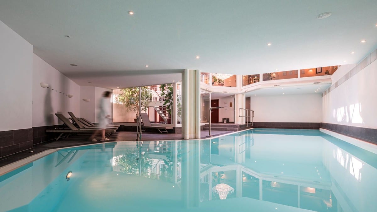 Pool im Golfhotel les Hauts de Gstaad & Spa