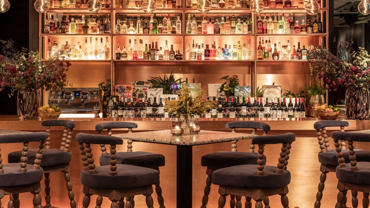 Bar im Virgin Hotels Edinburgh