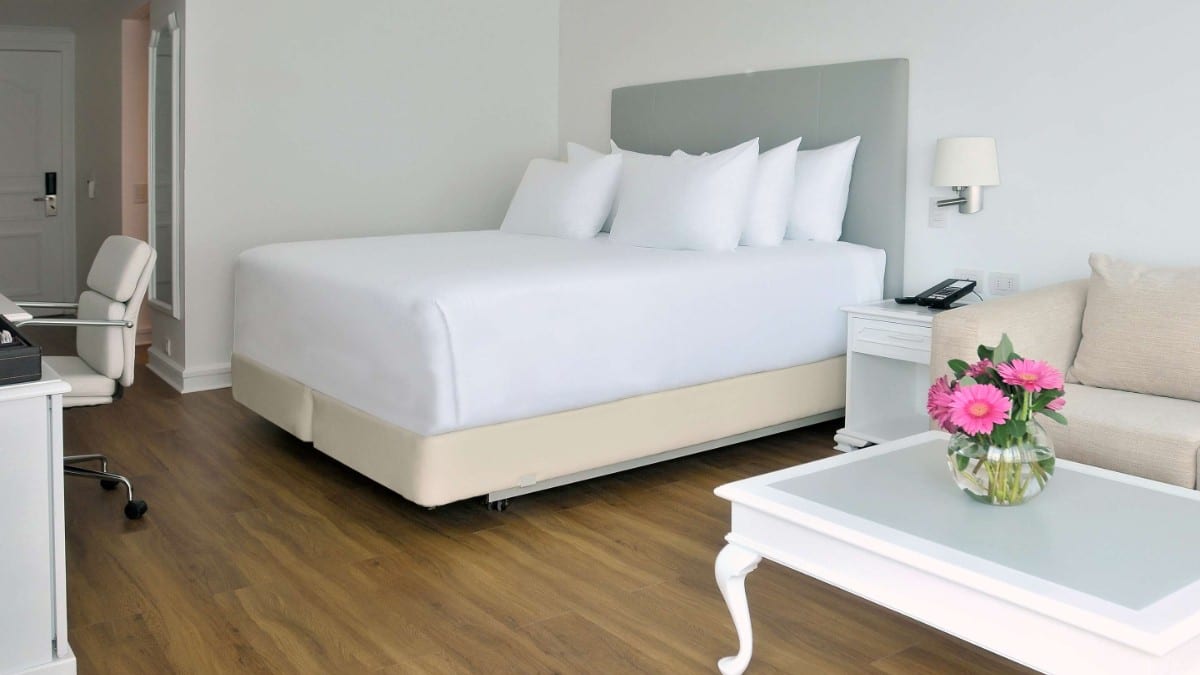Schlafzimmer im NH Collection Plaza Santiago