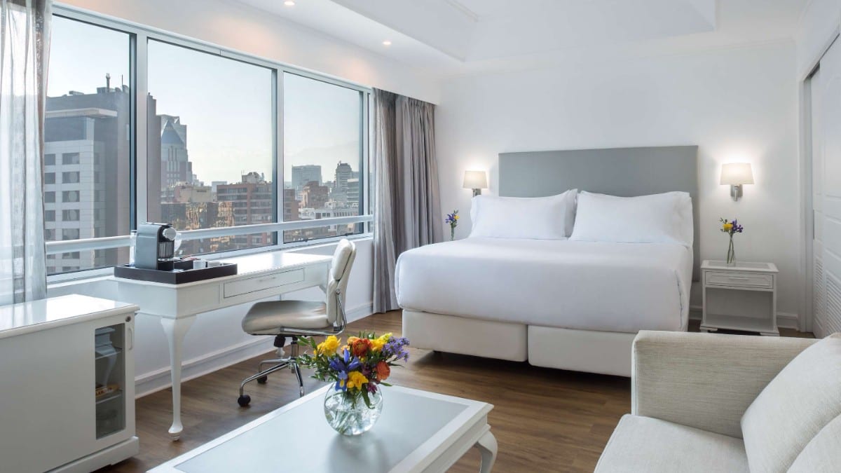 Schlafzimmer im NH Collection Plaza Santiago