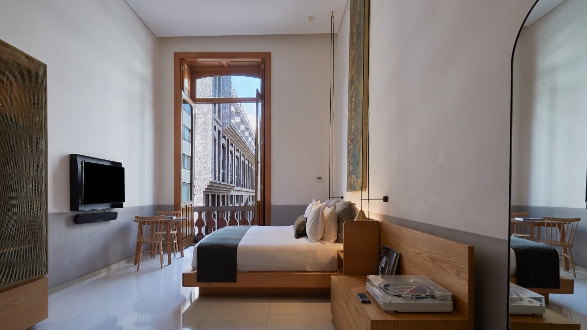 Schlafzimmer im Umbral, a Curio Collection by Hilton