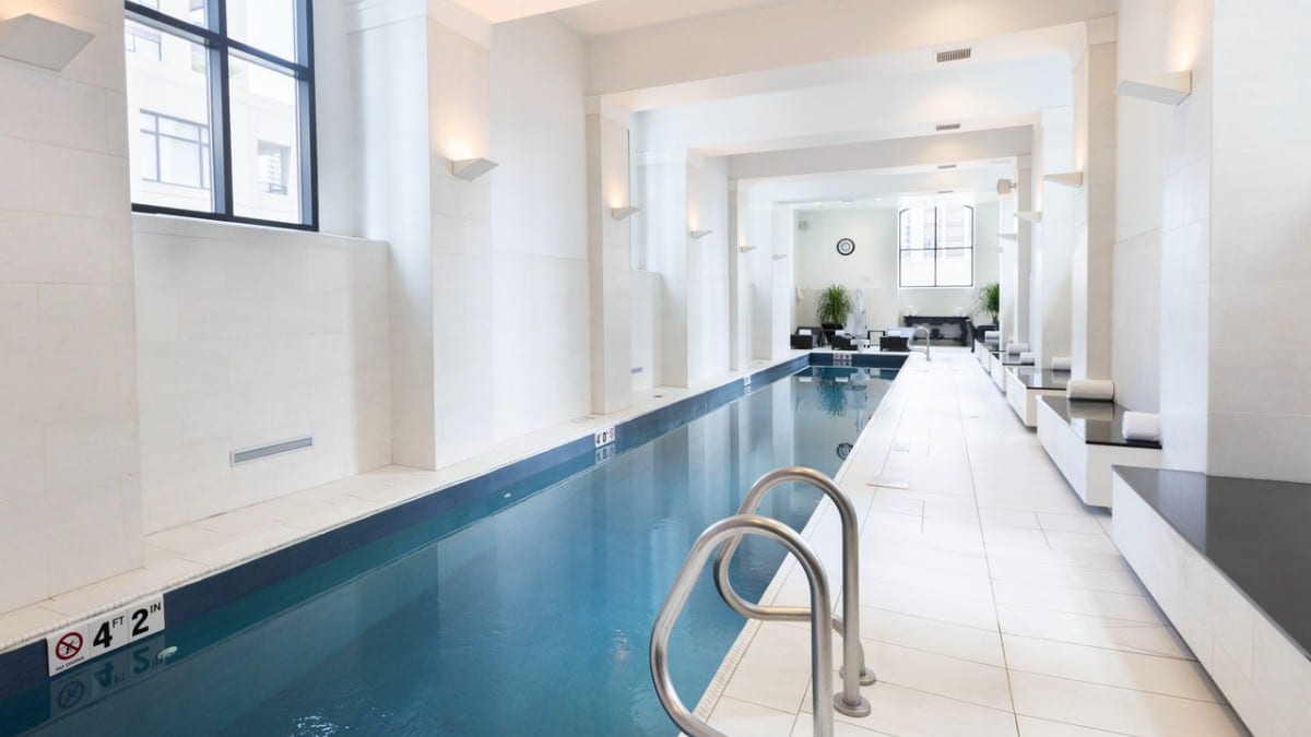 Pool im Waldorf Astoria Chicago