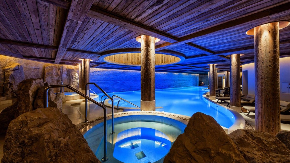 Pool im The Alpina Gstaad