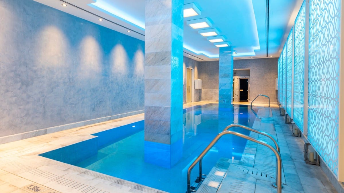 Pool im InterContinental Hotels DOHA BEACH & SPA by IHG