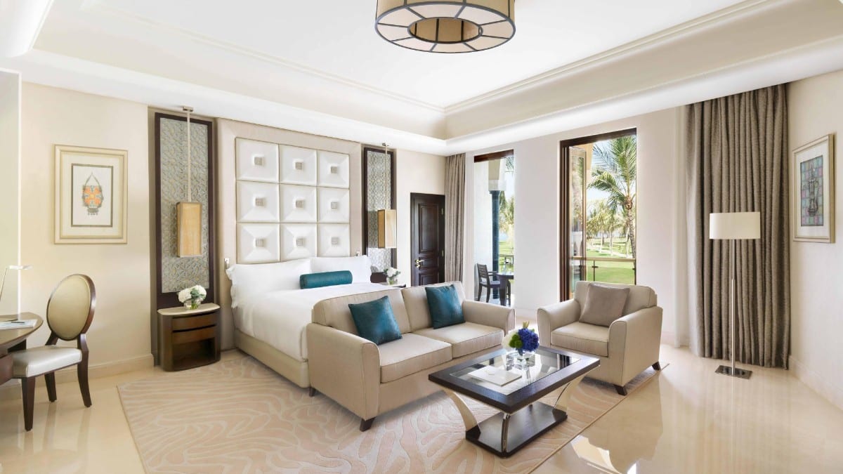 Schlafzimmer im Al Bustan Palace, a Ritz-Carlton Hotel