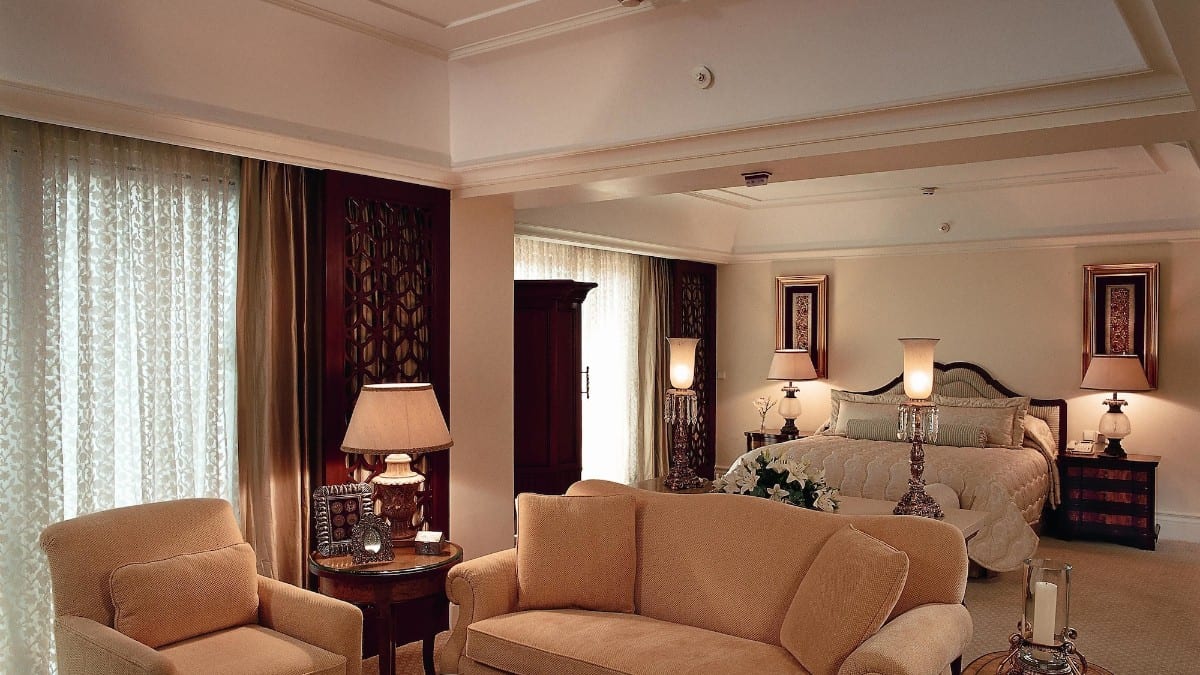 Schlafzimmer im The Leela Palace Bengaluru