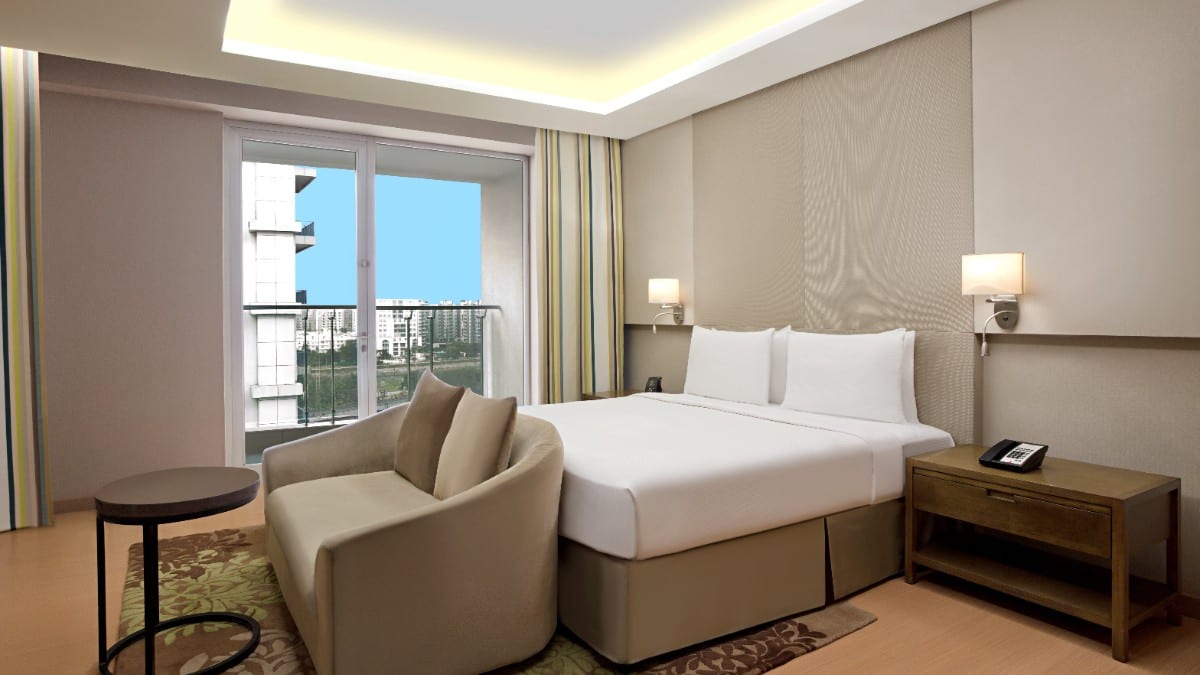 Schlafzimmer im DoubleTree Suites by Hilton Bengaluru Outer Ring Road