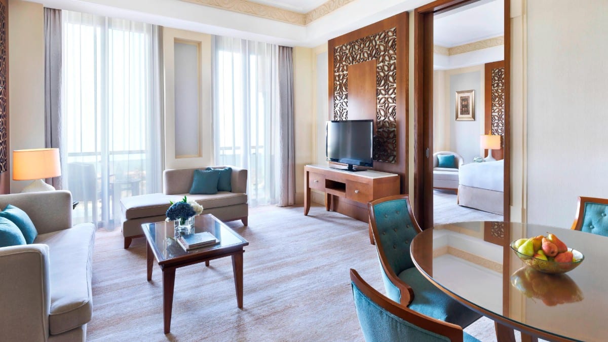 Schlafzimmer im Al Bustan Palace, a Ritz-Carlton Hotel