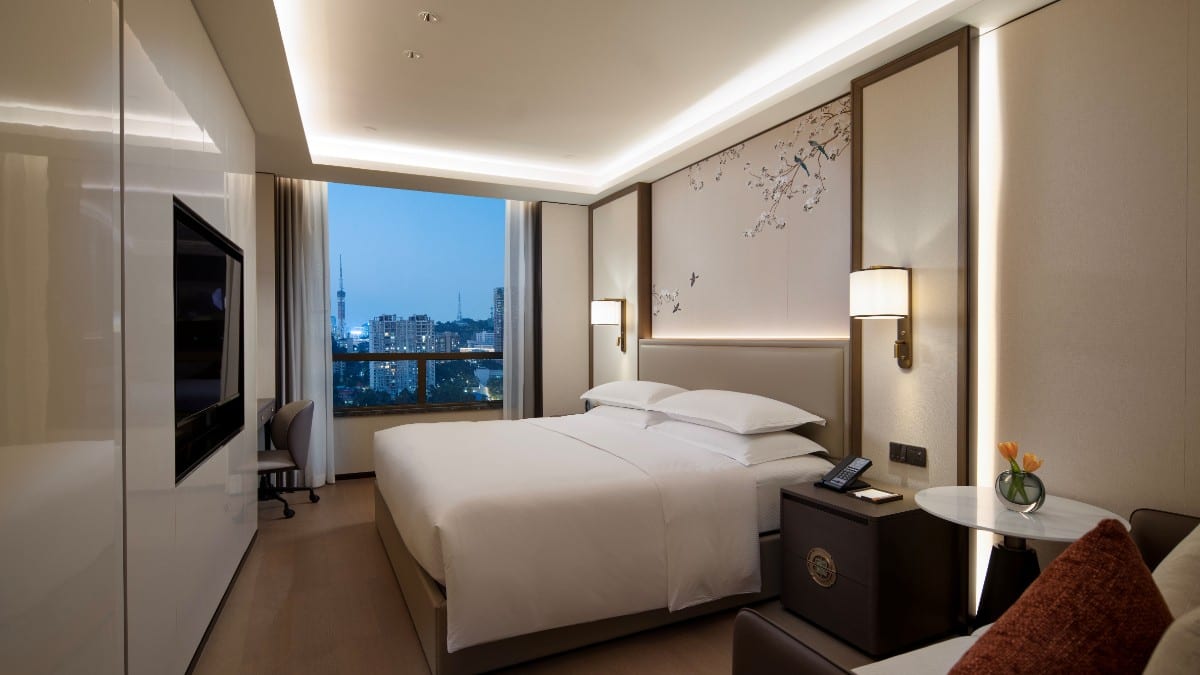 Schlafzimmer im Yuexiu Hotel Guangzhou, Curio Collection by Hilton