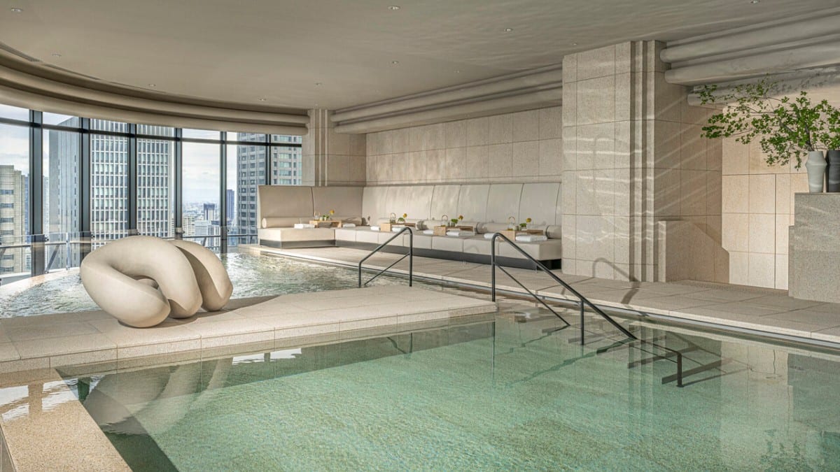 Pool im Four Seasons Hotel Osaka