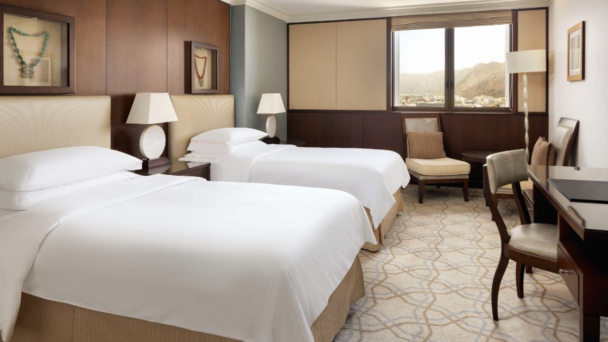 Schlafzimmer im Sheraton Oman Hotel