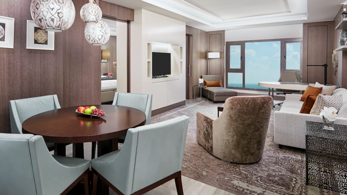 Schlafzimmer im InterContinental Hotels DOHA BEACH & SPA by IHG