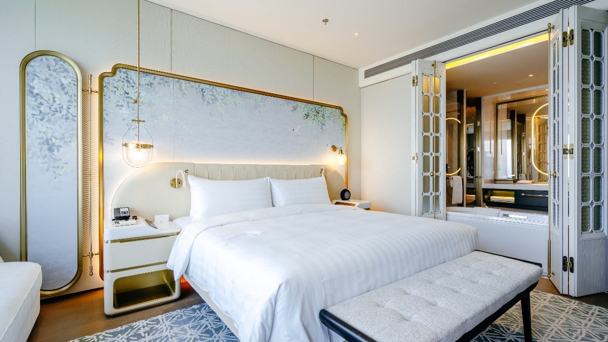 Bedroom at Shangri-La Nanshan, Shenzhen